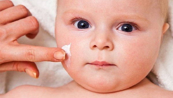 Điều trị viêm da cơ địa trẻ bằng kem dưỡng da